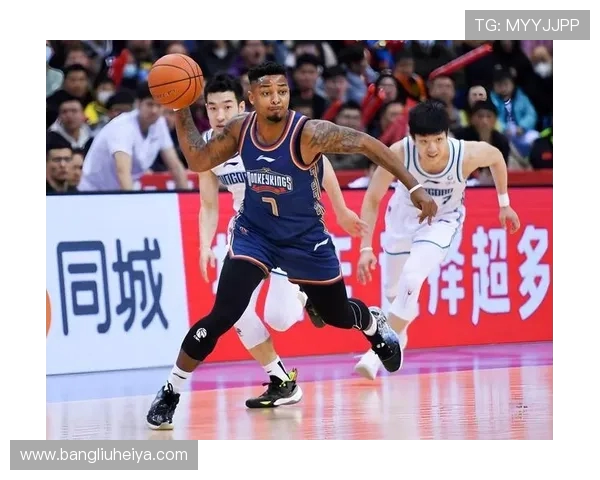 山东男篮与青岛男篮激战正酣谁能在这场对决中笑到最后